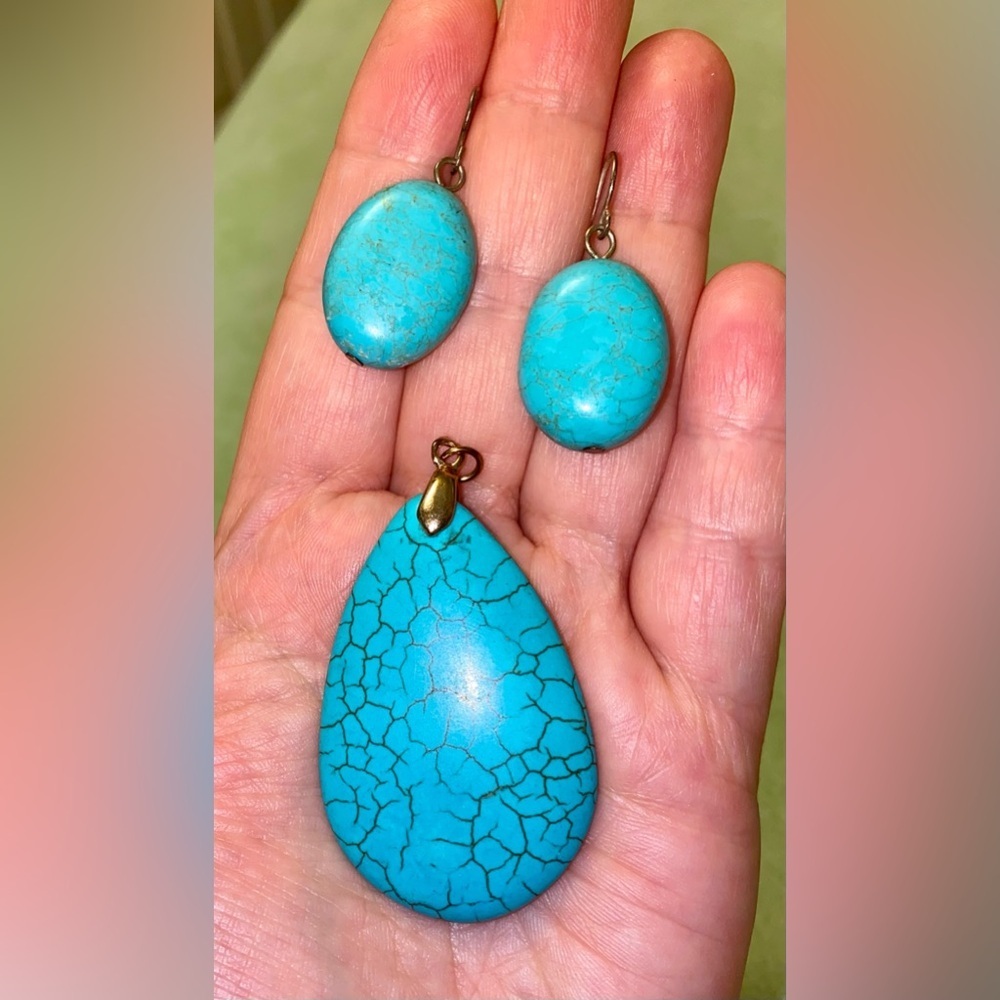 Turquoise Teardrop Pendant & Earrings Set - Turquoise. Vintage. Metal unknown